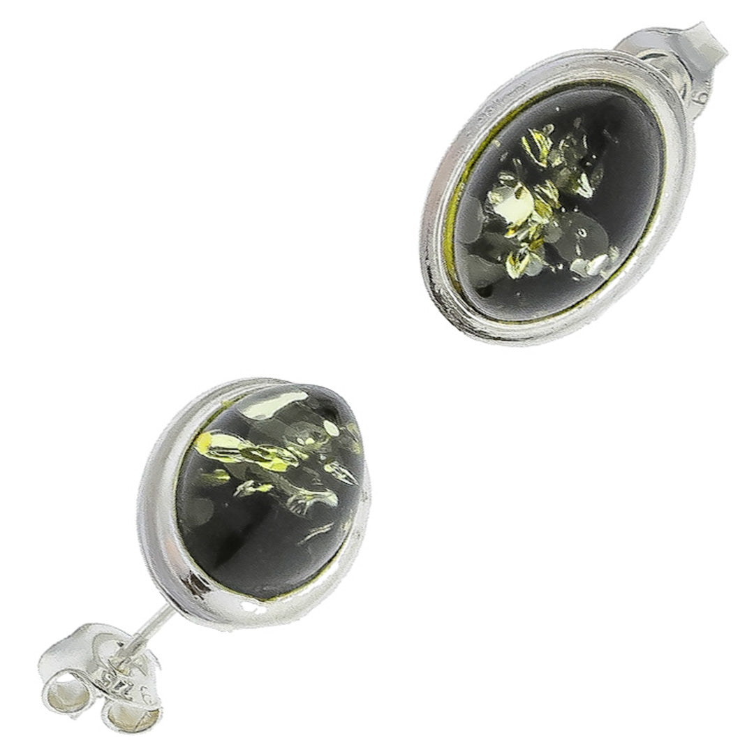Ohrstecker aus Sterlingsilber sind mit edlen ovalen transparenten tiefgrünen Bernstein-Cabochons
