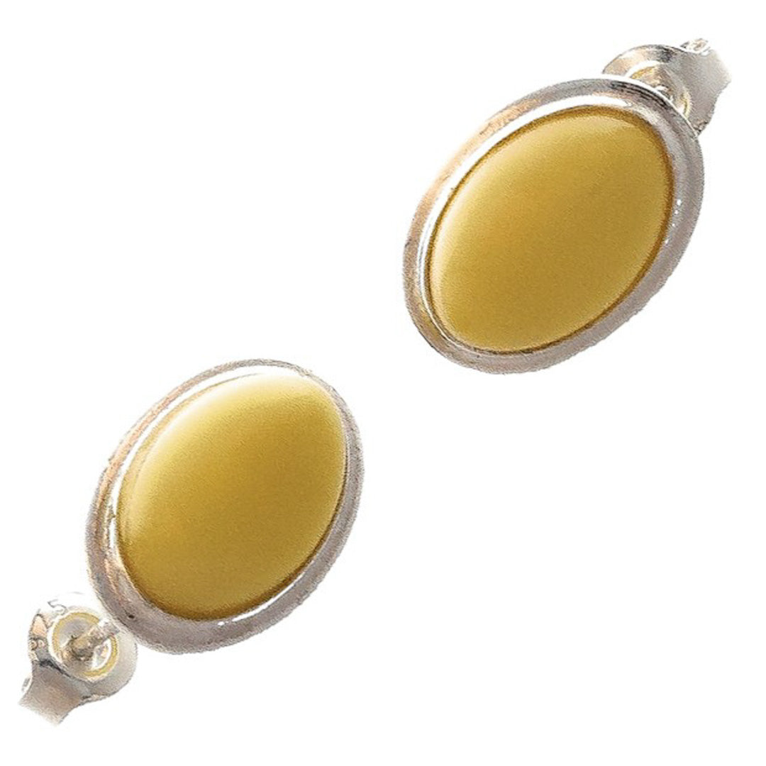 Ohrstecker aus Sterlingsilber sind mit edlen ovalen und hell toffeefarbenen Bernstein-Cabochons