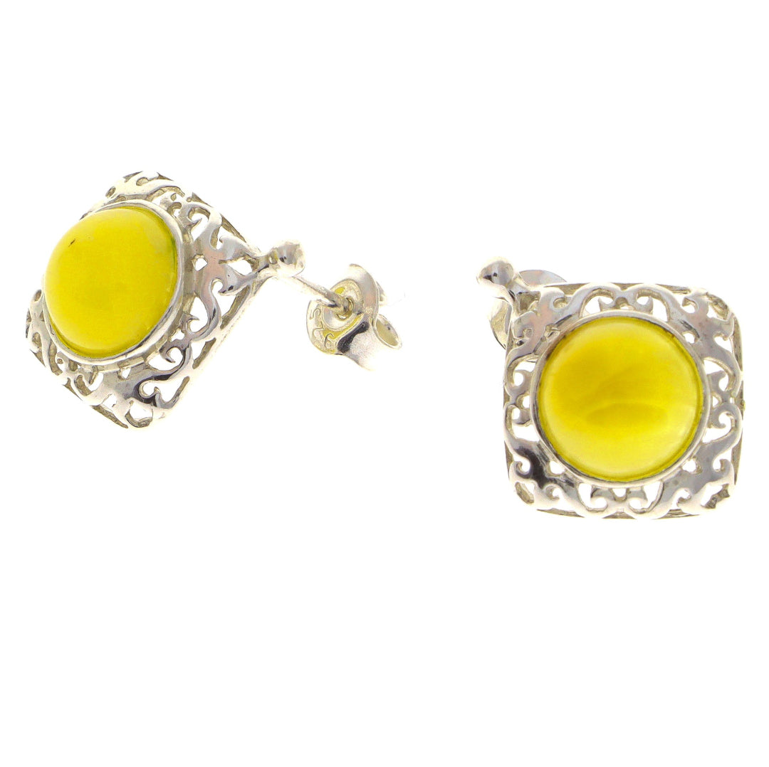 Ørestikker: Barok Elegance i Sterling Sølv 925 med Nordisk Naturrav kunstfærdigt fremstillede øreringe i 925 sterlingsølv minder om barok- og rokokostilarter. Hvert stykke har en fængslende cabochon af naturligt nordisk rav i en solrig citronfarve, harmonisk indfattet i en detaljeret, filigranfatning med buede vinrankemotiver.