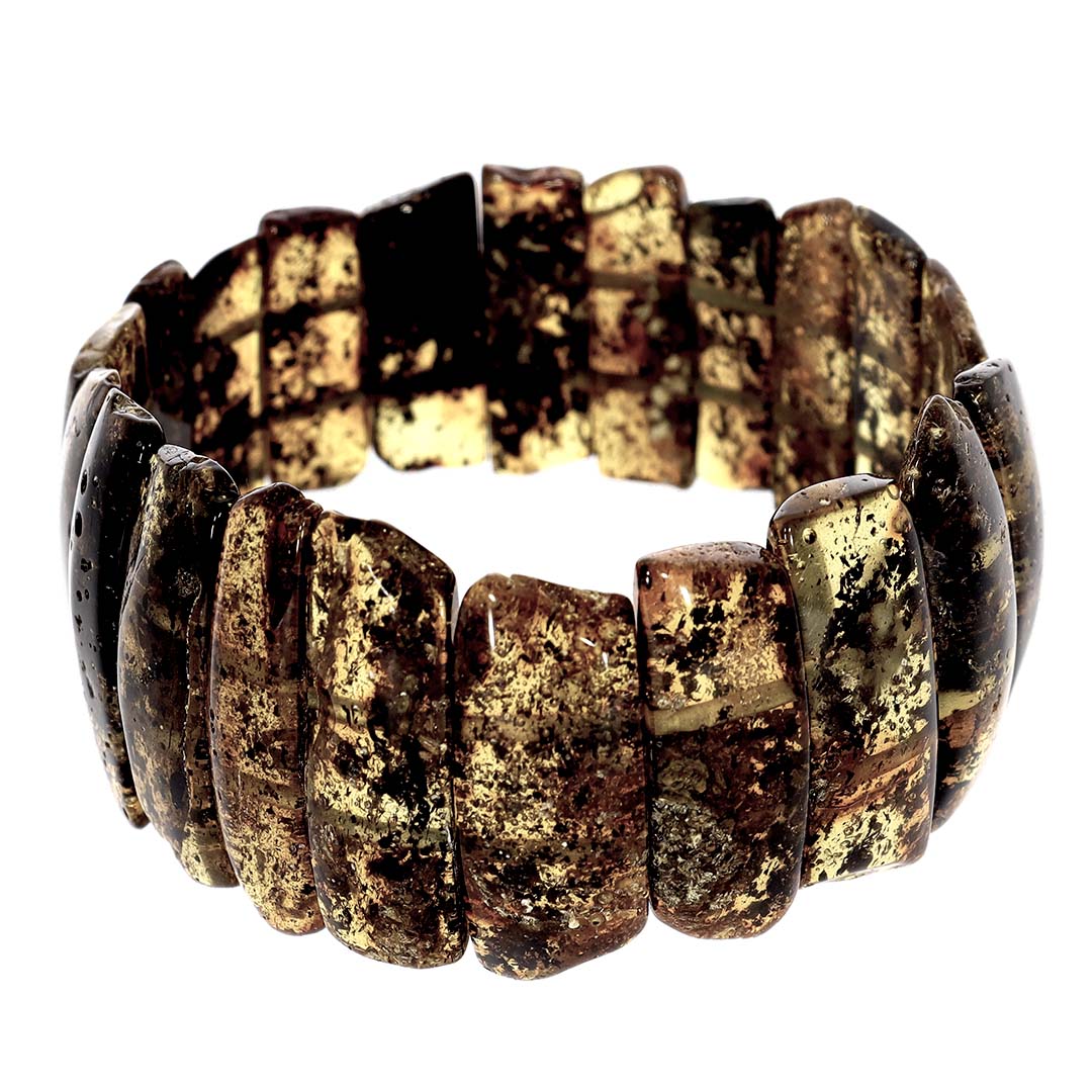 In this bracelet the natural Nordic Amber captivates with its intense, natural flora. The diverse shades range from deep violet and classic golden blue to delicate light green and yellow. With an inner length of approximately 20.5 to 21.5 cm and a weight of 23.2 grams, it combines elegance and natural beauty in a unique piece of jewelry.