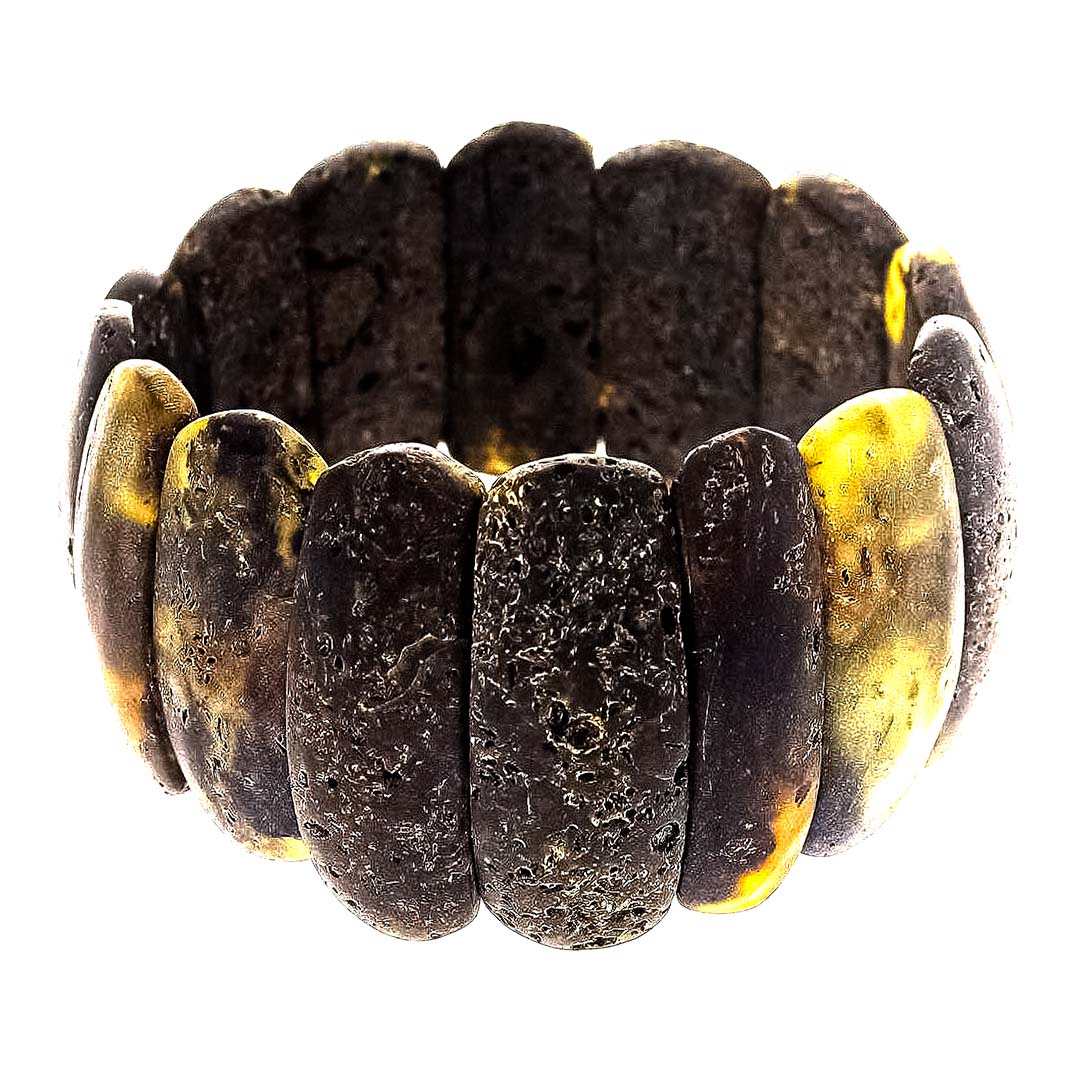 Dieses edle Armband besteht aus hochwertigem Naturbernstein in klassischen nussigen bis gelben Farbtönen, ergänzt durch einen hohen Anteil an Moorbernstein. Letzterer entstand vor etwa 40 Millionen Jahren, als flüssiges Baumharz in Skandinavien mit moorigem Erdreich verschmolz. Mit einem Innenumfang von 21 cm und einem Gewicht von 37 Gramm vereint das Armband natürliche Schönheit und eine faszinierende Geschichte in einem stilvollen Schmuckstück.