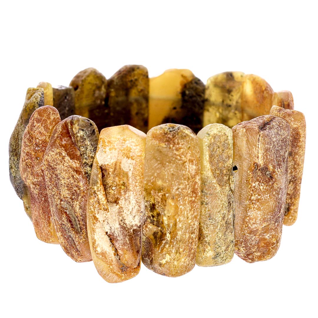 Das fesselnde Armband aus nur innen behandeltem Bernstein, das sich weich und anschmiegsam an jedes Handgelenk schmiegt und bei jedem Wetter gleich wärmt.
Die minimalistisch natürlich gehaltene kunstvolle Verarbeitung ist eine Hommage an das Ultra-urige Design, das nordische Erbe und den sukkulenten Reichtum der Substanz Bernstein.
Mit einem Gewicht von 45 Gramm und einer Größe von 20,5 - 21,5 cm ist Armband ein, in aller Hinsicht, starkes Juwel.