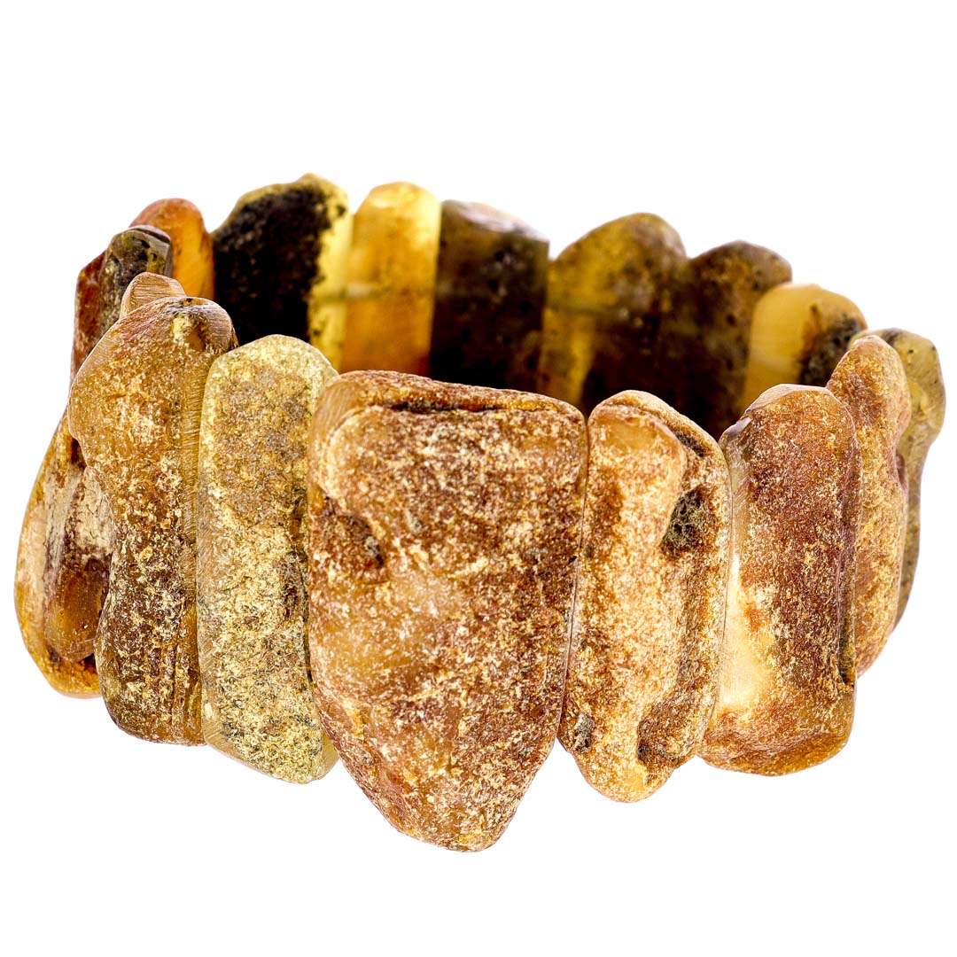 Das fesselnde Armband aus nur innen behandeltem Bernstein, das sich weich und anschmiegsam an jedes Handgelenk schmiegt und bei jedem Wetter gleich wärmt.
Die minimalistisch natürlich gehaltene kunstvolle Verarbeitung ist eine Hommage an das Ultra-urige Design, das nordische Erbe und den sukkulenten Reichtum der Substanz Bernstein. Mit einem Gewicht von 45 Gramm und einer Größe von 20,5 - 21,5 cm ist Armband ein, in aller Hinsicht, starkes Juwel.
