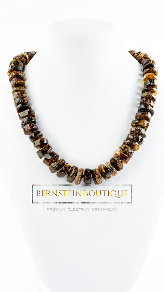 Necklace made of mirror-polished disc-shaped amber beads