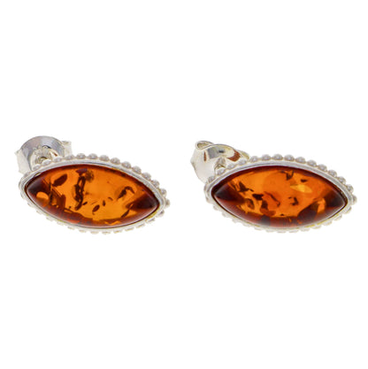 Diese eleganten Ohrstecker aus Sterling Silber 925 präsentieren jeweils einen wunderschön geschliffenen, honigbraunen Naturbernstein-Cabochon in einer anmutigen Marquise- oder Augenform.