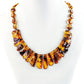 Dieses zeitlose Collier, inspiriert von der antiken griechischen Schmuckkunst, besticht durch seine Länge von 45 cm und sein Gewicht von 22 Gramm. Die einzelnen, hochglanzpolierten zahnigen Bernsteinstücken aus dem Norden variieren in der Größe von 1 bis 3 cm und verleihen dem Schmuckstück eine einzigartige Brillanz und Farbtiefe. Der dezente und langlebige Schraubverschluss aus Kunststoff rundet das elegante Design ab. Ein luxuriöses Accessoire, das jedem Outfit eine stilvolle Note verleiht. 